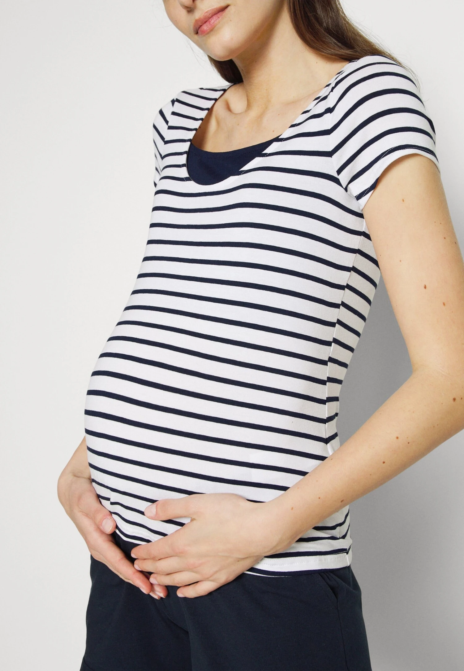 MATERNITY DOUBLE LAYER NURSING - T-shirt Z Nadrukiem - Dark Blue/white - obrazek 5