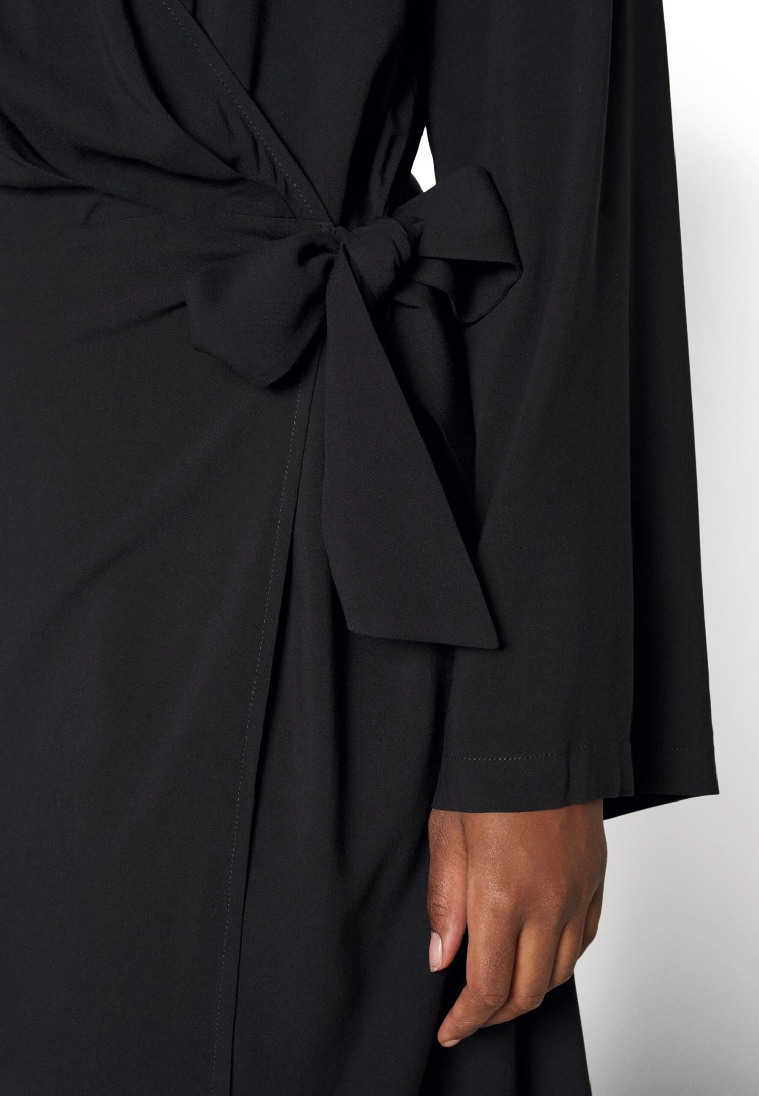 CURVY BUCKLE DRESS - Sukienka Koszulowa - Black - obrazek 6