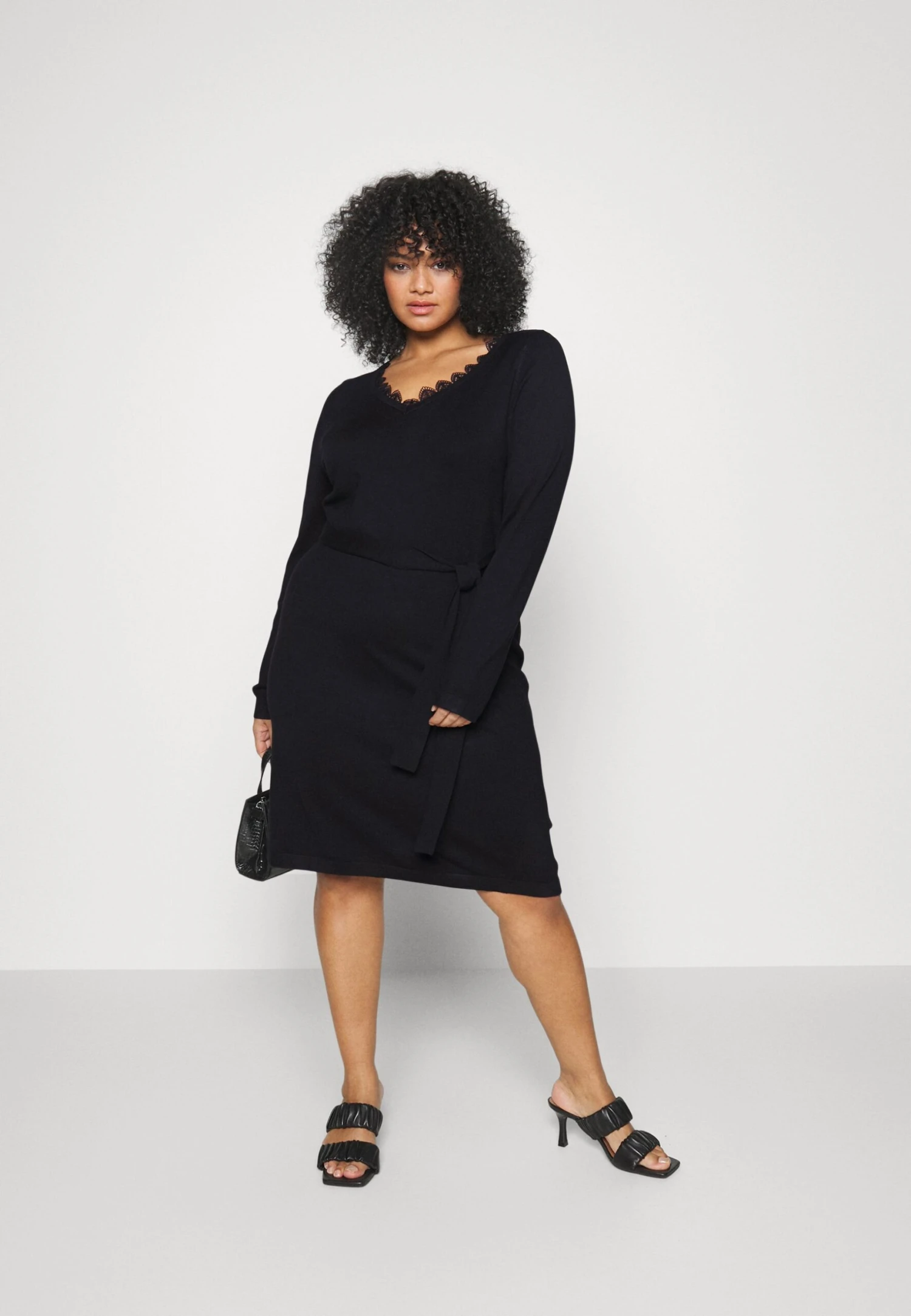 V AUSSCHNITT MINI STRICKKLEID MIT GÜRTEL UND SPITZENEINSATZ - Sukienka Dzianinowa - Black - obrazek 2