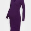 V AUSSCHNITT MINI BODYCON RIPP STRICKKLEID - Sukienka Dzianinowa - Purple