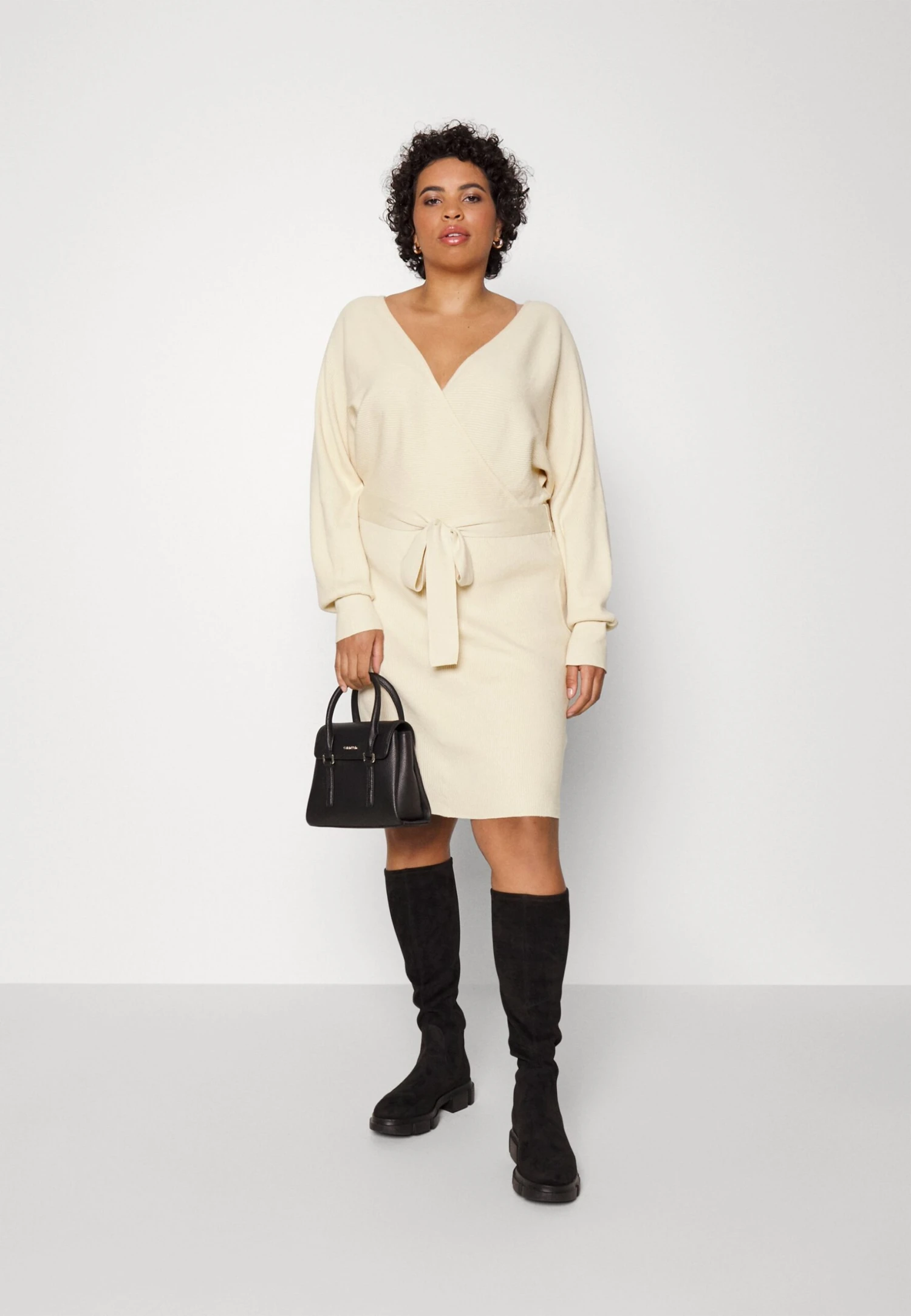 WRAP V AUSSCHNITT MINI STRICKKLEID MIT GÜRTEL - Sukienka Dzianinowa - Off White - obrazek 2