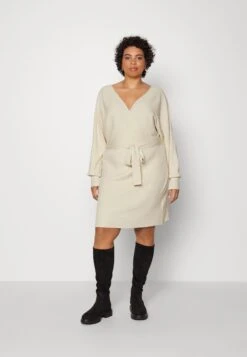 WRAP V AUSSCHNITT MINI STRICKKLEID MIT GÜRTEL - Sukienka Dzianinowa - Off White