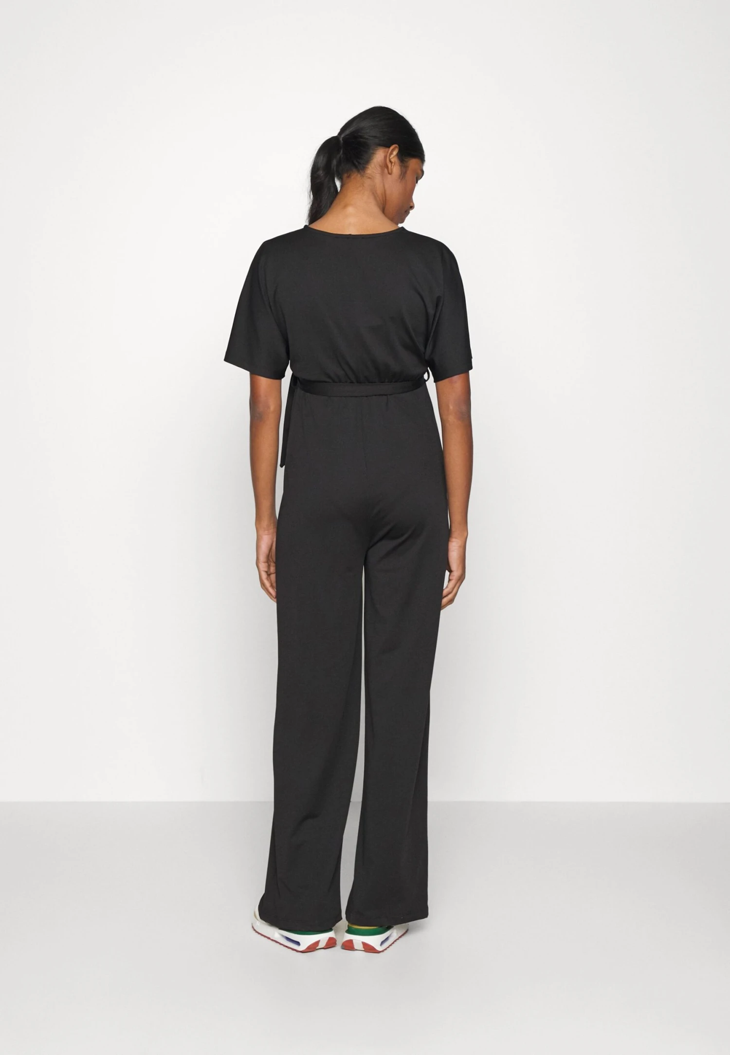 SHORT SLEEVE WRAP JUMPSUIT - Kombinezon - Black - obrazek 3