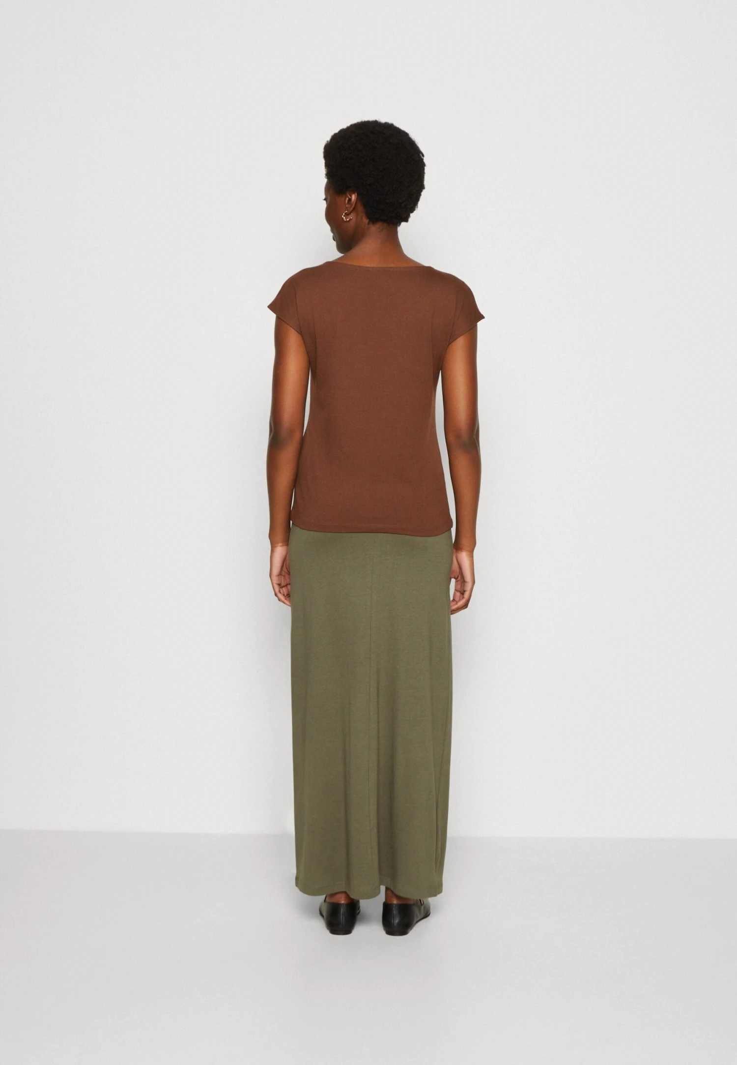 Anna Field T-shirt Basic - Dark Brown - obrazek 3