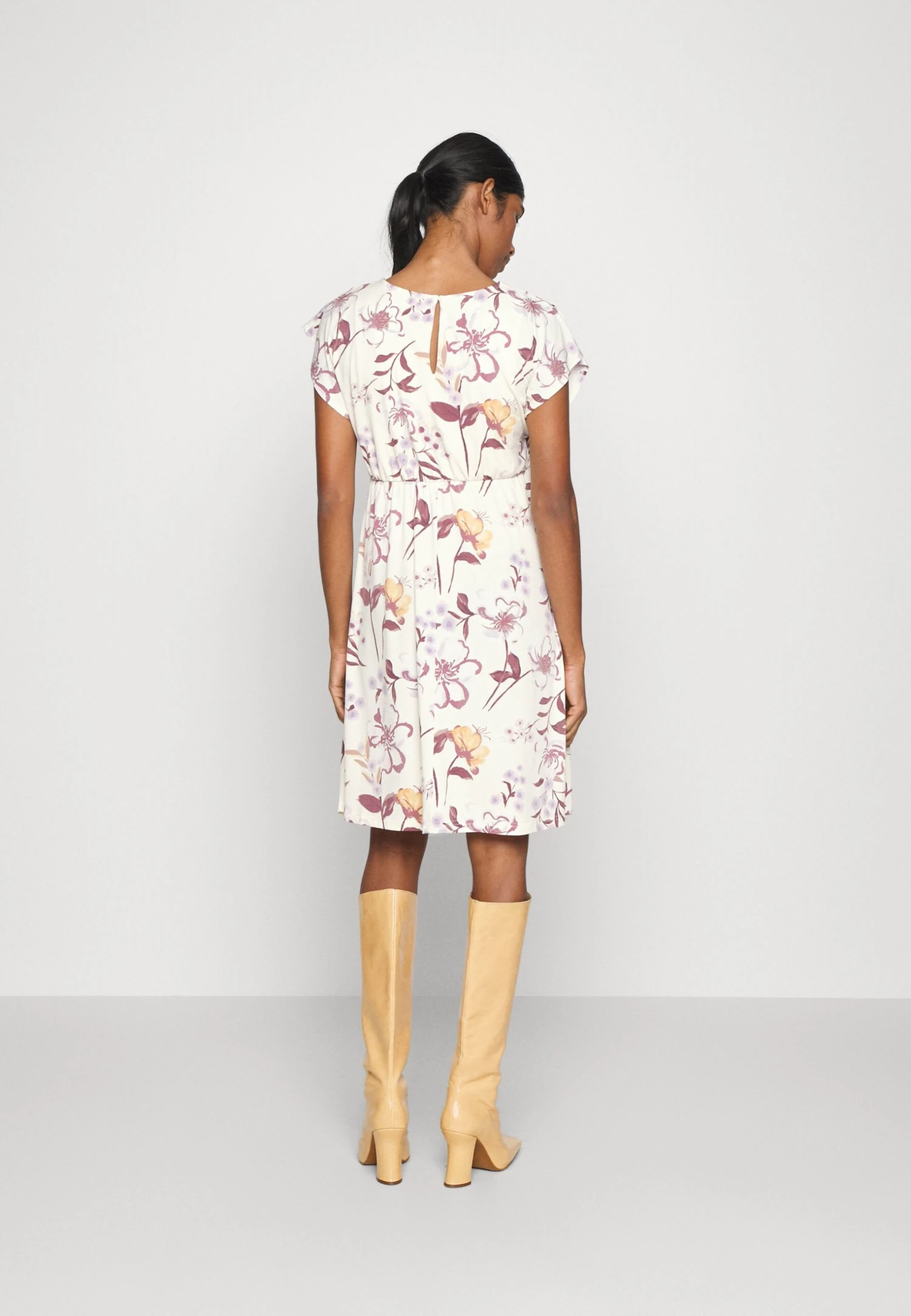 FIT AND FLARE FLOWY DROPPED SHOULDER - Sukienka Z Dżerseju - Beige/lilac - obrazek 3