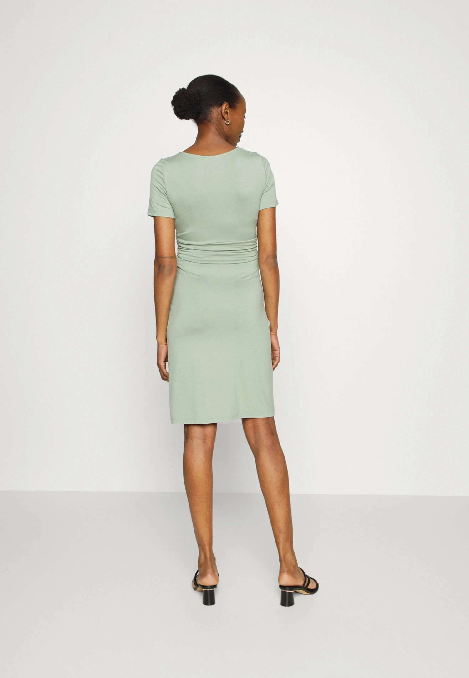 SHORT SLEEVES RUCHED WAIST MINI FLARED DRESS - Sukienka Z Dżerseju - Light Green - obrazek 3