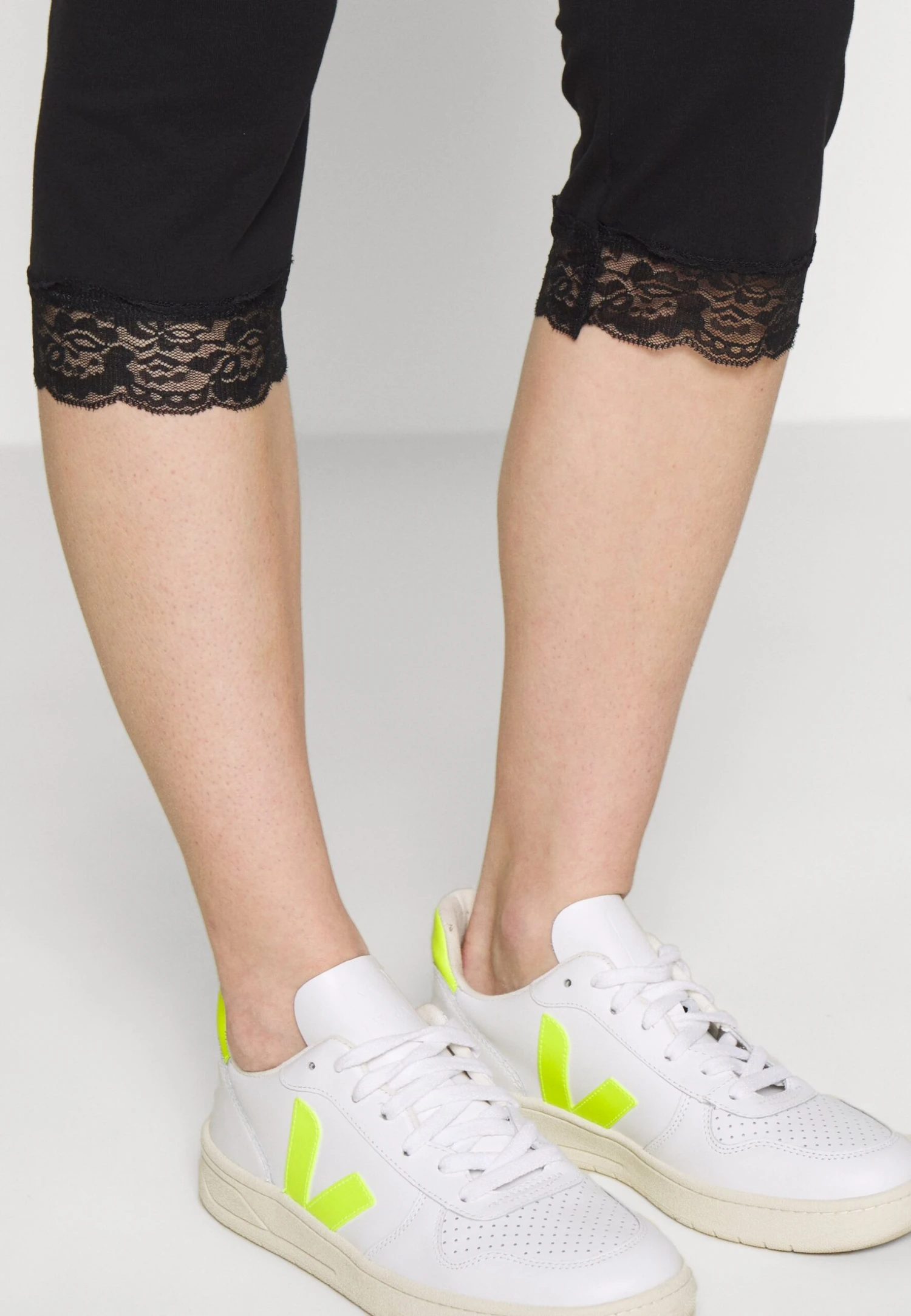 Anna Field Capri Leggings With Lace - Legginsy - Black - obrazek 4