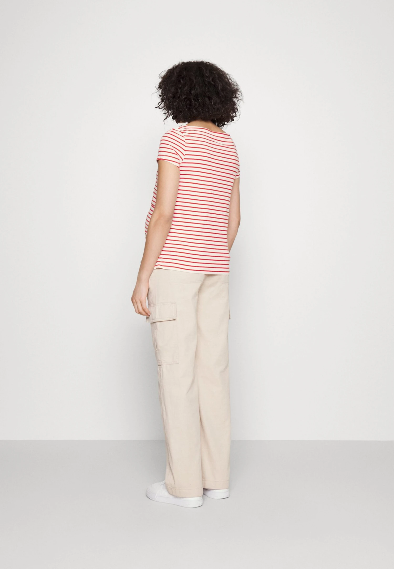 MATERNITY LONG TEE - T-shirt Basic - Red/off-white - obrazek 3