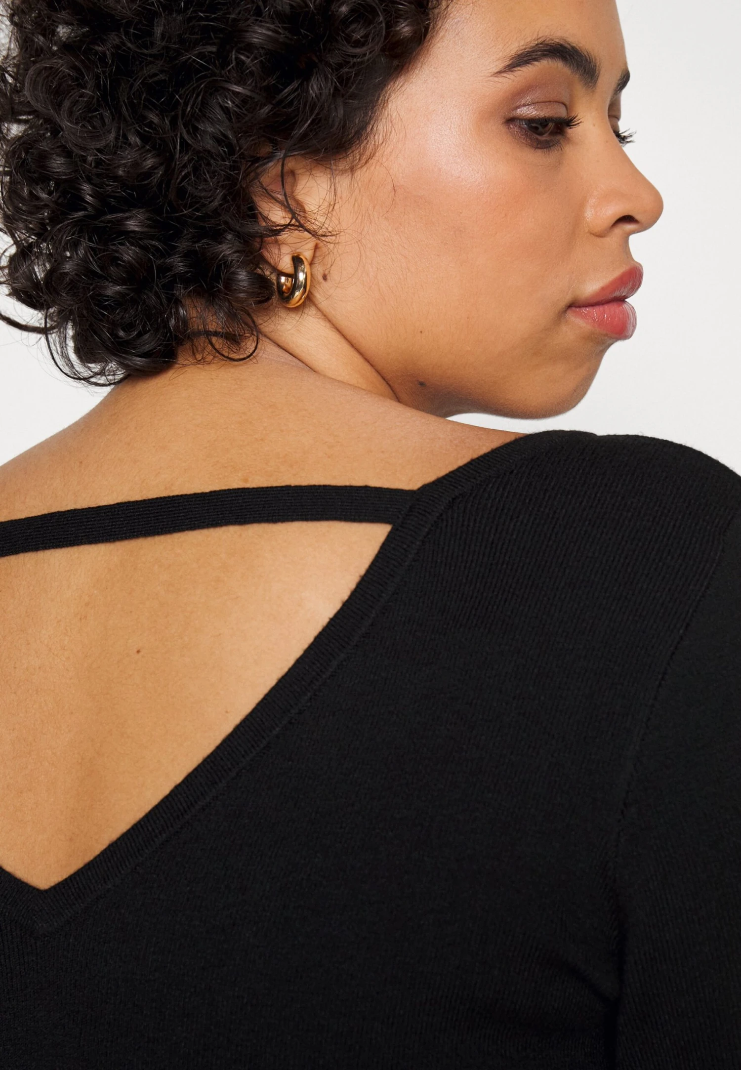 OFFENER RÜCKEN MINI STRICKKLEID - Sukienka Etui - Black - obrazek 5